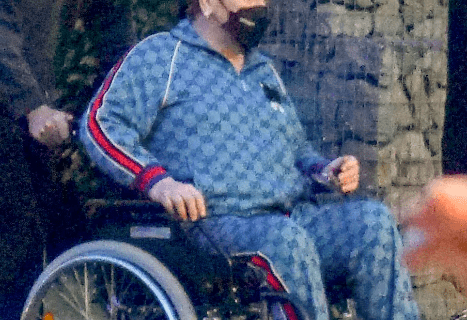 Elton John é visto em cadeira de rodas em aeroporto, na Alemanha