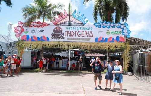 Em Parintins, Feira de Artesanato Indígena atrai turistas