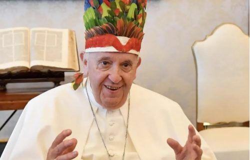 Papa recebe cocar de bispos do Amazonas