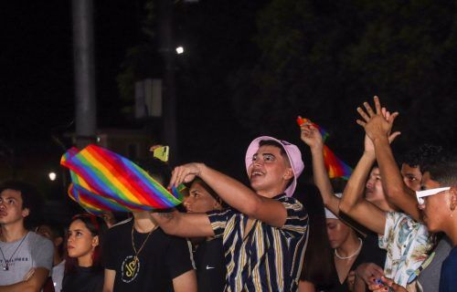Parada do Orgulho LGBTQIA+ reúne mais de 20 mil pessoas em Manaus
