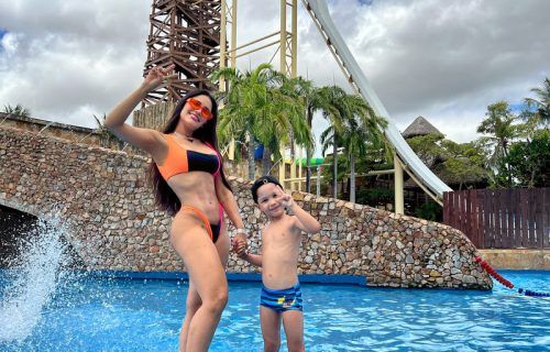 Ex-BBB Flay aproveita férias com o filho no Beach Park