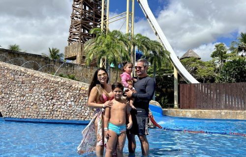 Simone Mendes se diverte com a família no Beach Park
