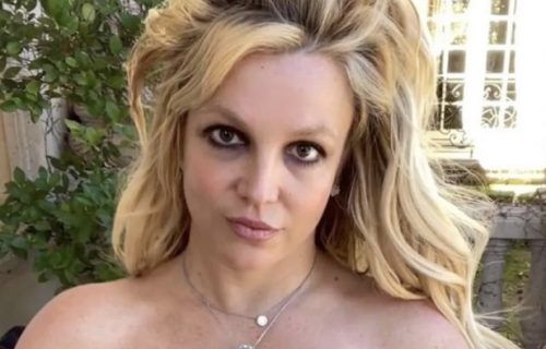 Britney Spears conta que seguranças a viam se trocar nua e tomar banho