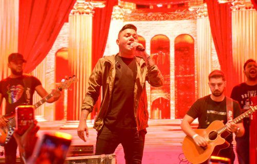 Felipe Araújo atrai multidão no palco Caboquinho