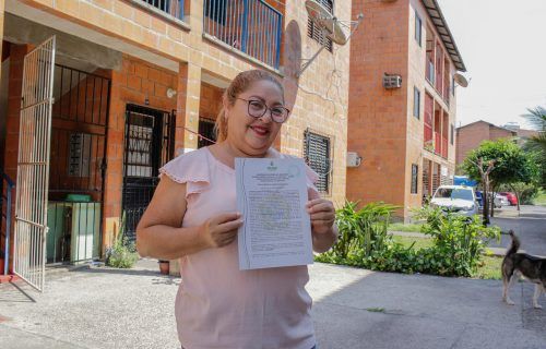 Moradores do Parque São Raimundo recebem títulos dos imóveis