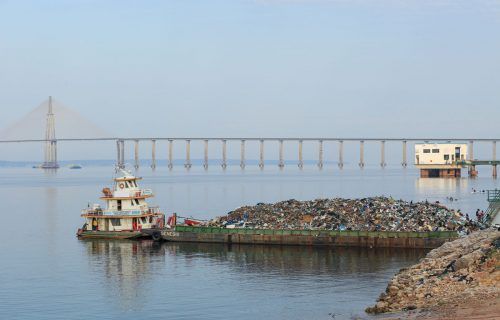 Prefeitura de Manaus realiza transbordo de resíduos sólidos despejados nas águas