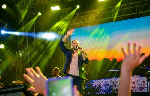 Samba e pagode de Diogo Nogueira agitam a galera do palco Caboquinho