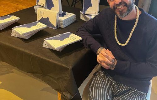 Antropólogo-artista lança livro sobre vivência xamânica com os Yanomani