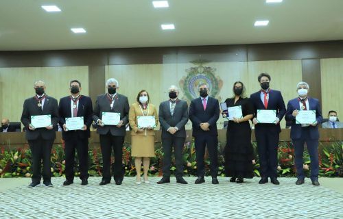 Conselheiros do TCE-AM recebem medalha do Mérito Acadêmico
