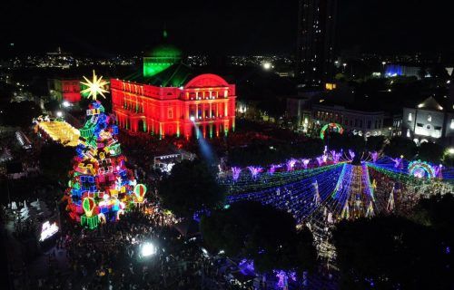 Mundo Encantado: árvore de natal com 30 metros é inaugurada no Largo