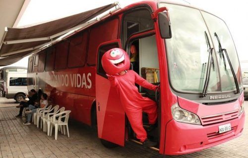 “Vampirão” do Hemoam incentivando doações de sangue nesta quinta-feira