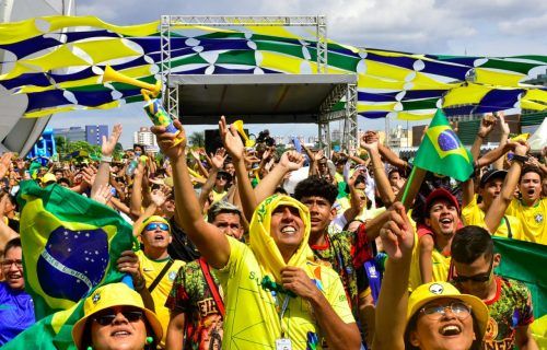 Torcedores amazonenses fazem a festa no segundo dia do Copa na Arena