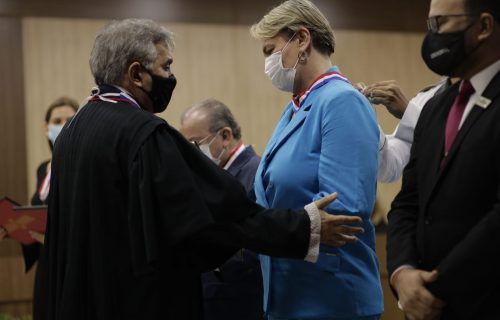 Bete Dezembro recebe medalha do mérito judiciário no TJAM