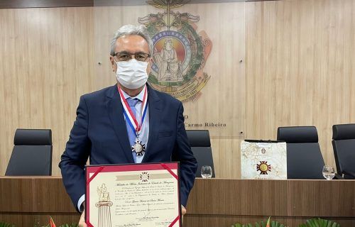 Diretor-presidente da FCecon é condecorado com medalha do Poder Judiciário