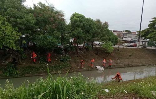 Igarapé da Cachoeirinha recebe ação de limpeza da Prefeitura