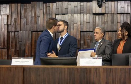 Pedro Figueiredo é homenageado na Alerj e ganha beijo do marido