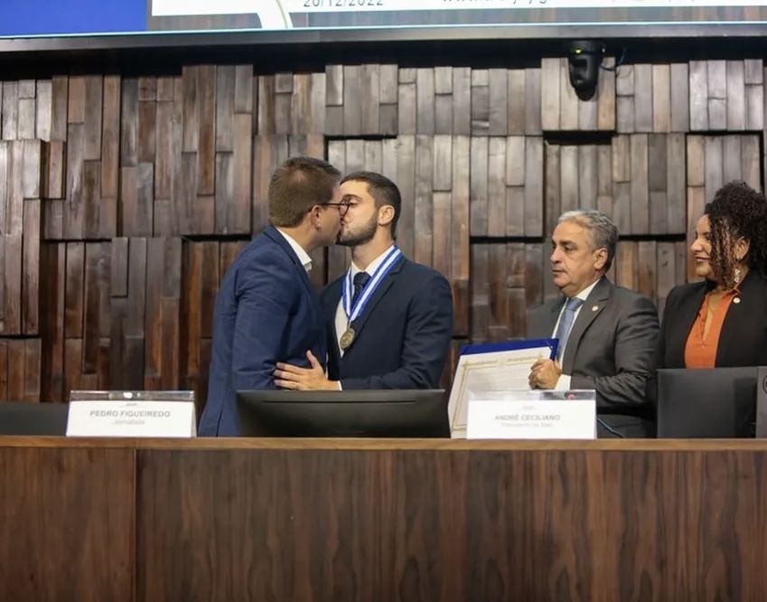 Pedro Figueiredo é Homenageado Na Alerj E Ganha Beijo Do Marido 7652