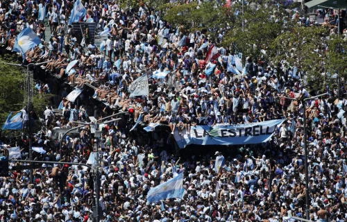 Seleção argentina comemora pelas ruas de Buenos Aires