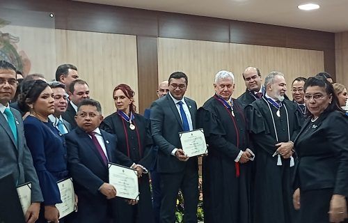 Wilson Lima se emociona em diplomação