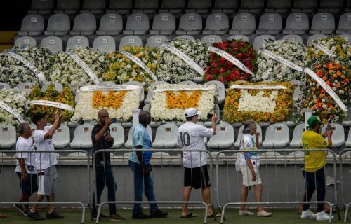 Times e personalidades enviam coroas de flores ao velório de Pelé