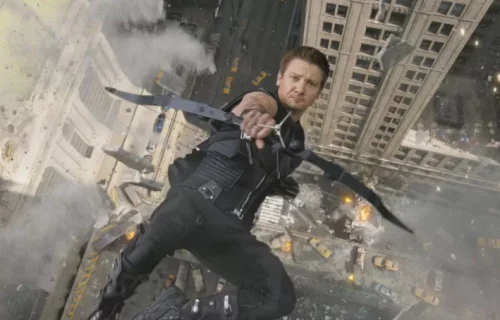 Jeremy Renner, da Marvel, sofre acidente na neve