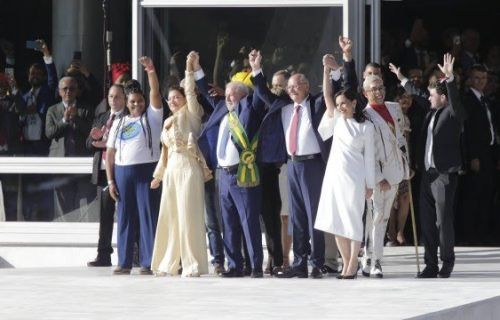 Lula recebe faixa presidencial das mãos de representantes do povo
