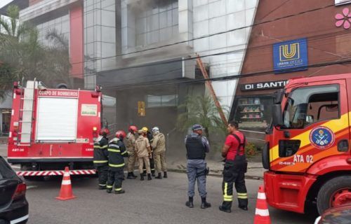 Corpo de bombeiros controla incêndio em Shopping