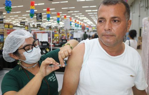 "Vacine Já" atende a população em supermercados