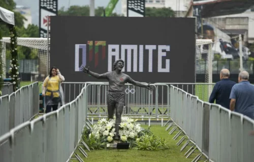 Velório de Dinamite tem fila, homenagens e emoção