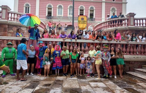 'Bloquinho do Centro' arrasta foliões com carnaval à moda antiga