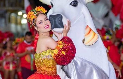Sinhá brinca carnaval de Deusa Héstia