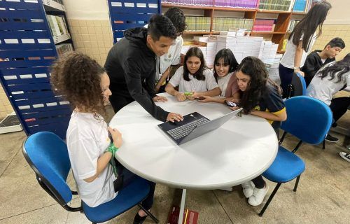 Alunos da rede estadual criam vídeos e podcast bilíngue valorizando a cultura amazônica