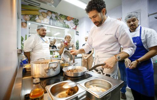 Amazonas recebe lançamento do projeto GastrOpy com palestra do chef Rodrigo Oliveira