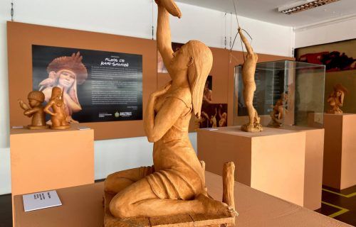 Artistas apresentam técnicas de desenho e esculturas em exposição no Liceu de Parintins