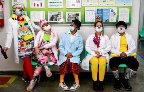Artistas levam a alegria do circo para pacientes de hospitais infantis públicos de Manaus