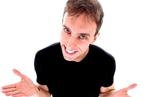 Léo Lins estreia turnê 'Peste Branca' em Manaus