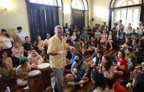 Músicos do MIT se encantam com sons amazônicos em oficina de instrumentos