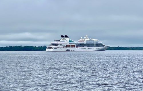 Navio de luxo ‘Seabourn Quest’ atraca no porto de Manaus