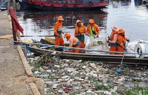 Orla da Manaus Moderna recebe serviço de limpeza