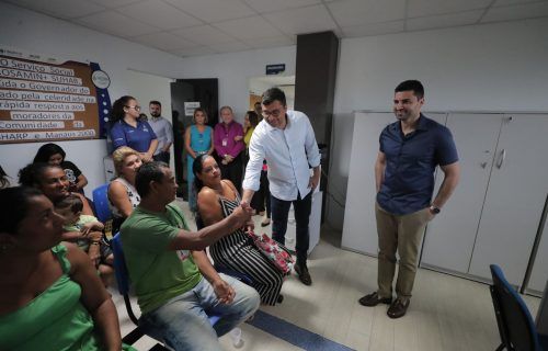 Wilson Lima acompanha atendimento social a famílias da Sharp e Manaus 2000 na Suhab