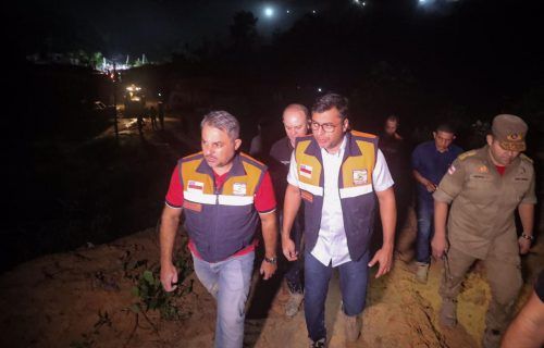 Wilson Lima acompanha trabalho de resgate após deslizamento no Jorge Teixeira