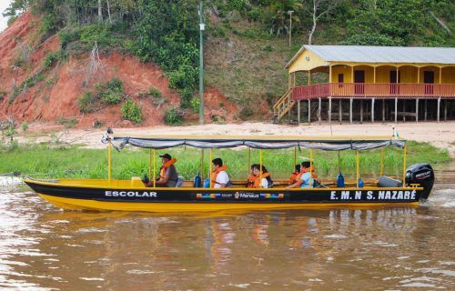 Escola às margens do rio Amazonas recebe nova lancha