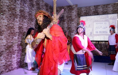 Espetáculo 'Paixão de Cristo' emociona público em estreia na FUnATI