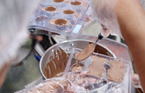 Seas ajuda comunitárias a gerar renda na produção de ovos de chocolate