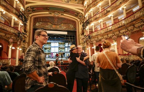 Escritores do projeto “Navegar é preciso” visitam Teatro Amazonas