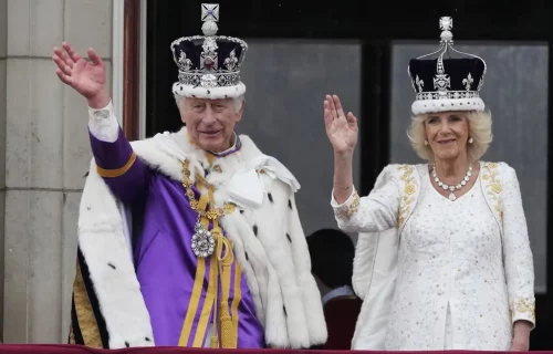 Rei Charles III é coroado