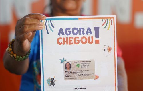 Governo do Amazonas entrega Carteira Nacional do Artesão em Parintins