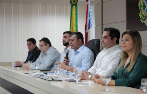 Governo do Amazonas paga valores descontados por faltas e reafirma compromissos com a Educação