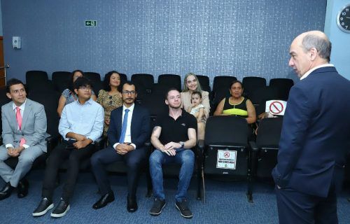 Servidores aprovados no concurso do TCE-AM tomam posse