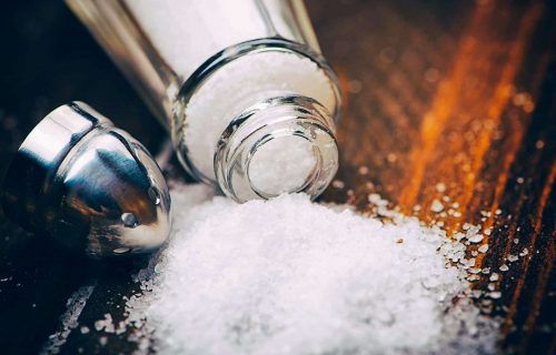 Confira os riscos do uso excessivo de sal na alimentação